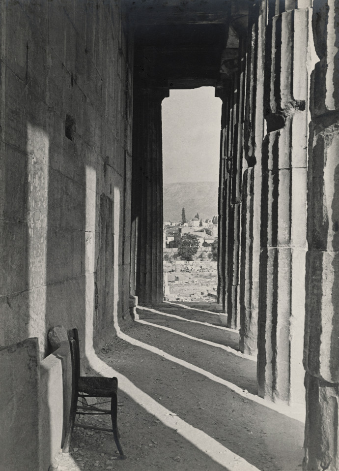 Reine Celly, Colonnade, Voyage en Grèce, 1937, épreuve argentique d’époque, 24x18cm. Courtesy Barnabé Moinard Photographies