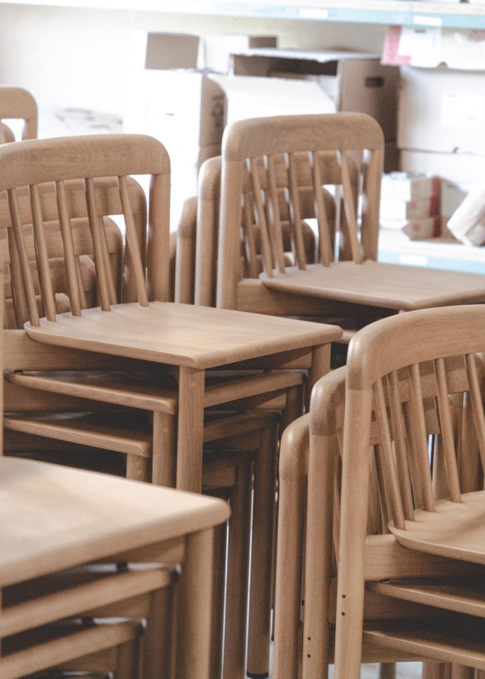 Aux chaises gravées du logo « ND » s’ajoutent des agenouilloirs et des bancs.
