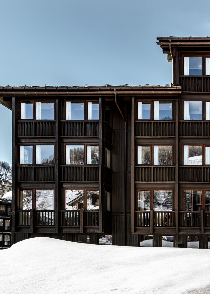 À partir d’un concept architectural qu’elle a nommé l’Esprit de la forêt, elle a dessiné le moindre détail des agencements, en se tenant à une ligne à la fois alpine et moderne.