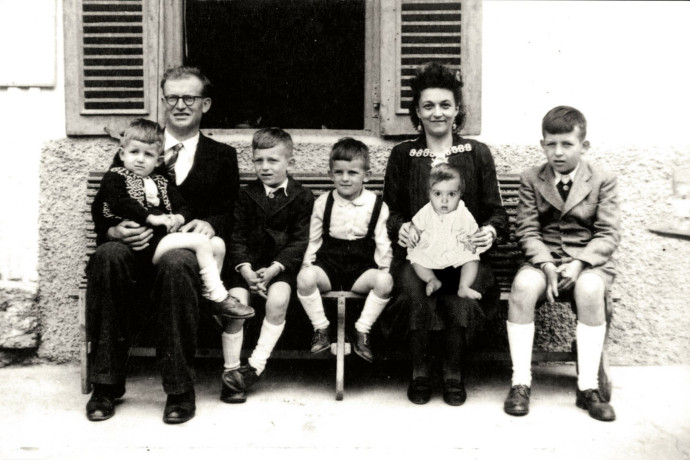 Roger et Yvonne Mattis avec leurs cinq fils, qui se sont tous épanouis à Val-d’Isère, dans l’hôtellerie, le commerce, le ski ou la vie publique.