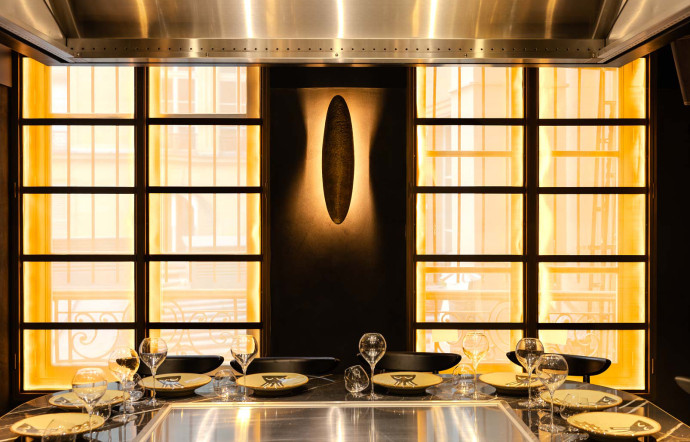 Les convives s’alignent autour du maître teppanyaki pour vivre l’expérience.