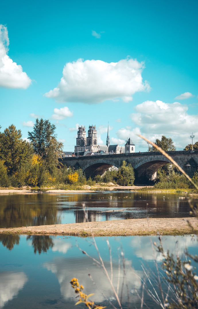 Bienvenue à Orléans, vue des bords de Loire.