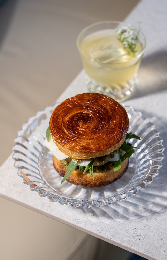 Une brioche feuilletée à l’aubergine et au pesto de pistache pour calmer les petites faims.