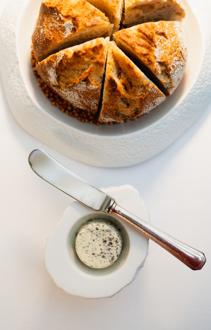 Ne sous-estimez pas ce pain au levain et son beurre d’algue…