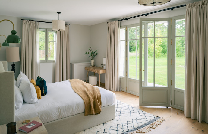 Les chambres s’ouvrent sur la nature environnante.