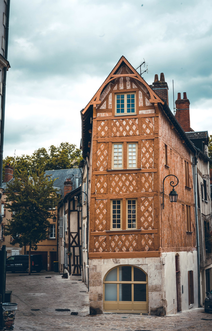 Façades en pans de bois, typique de la ville.