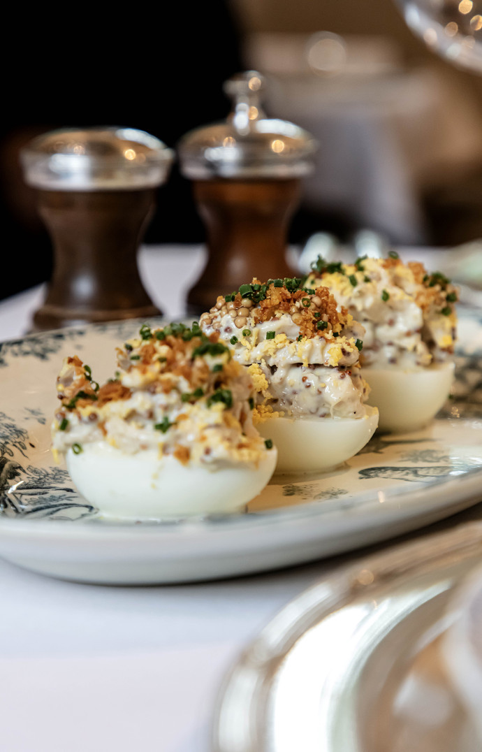 L’œuf mimosa bien dodu ajoute à son jaune et sa mayonnaise de véritables morceaux de poulet.