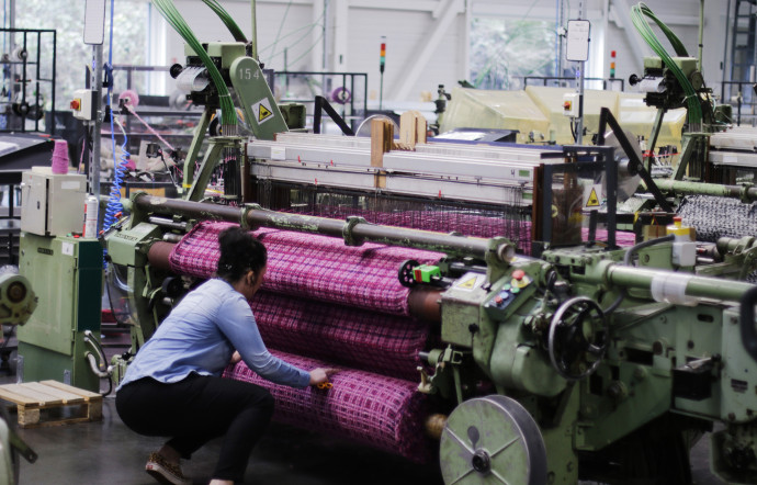 Les métiers à tisser utiliser chez ACT 3 déroutent par leur aspect industriel qui cache une grande finesse d’exécution.