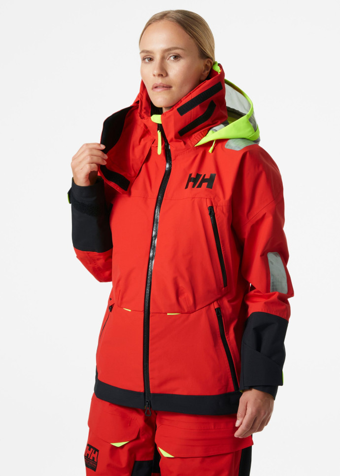 La marque outdoor Helly Hansen devient rapidement une référence dans les vêtements nautiques pour affronter les éléments les plus rudes.