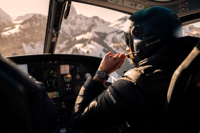 L’Hamilton x Air‑Glaciers est un hommage à la société de sauvetage en hélicoptère éponyme.