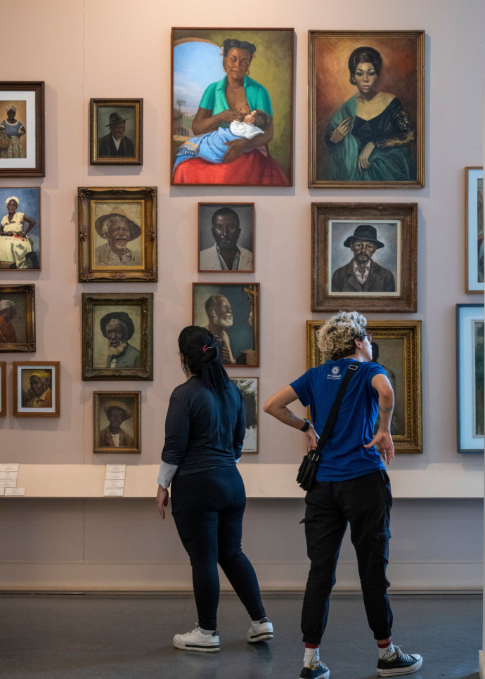 Le Museu Afro Brasil, situé dans le parc d’Ibirapuera, réunit plus de 6 000 pièces consacrées à l’histoire afro-américaine.