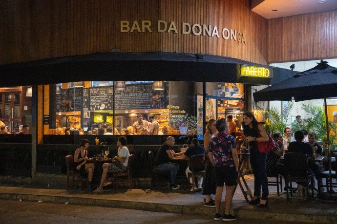 La cheffe Janaína Rueda met désormais son exubérante énergie au service du Bar da Dona Onça qu’elle avait ouvert en 2008 au pied de l’iconique building Copan d’Oscar Niemeyer.