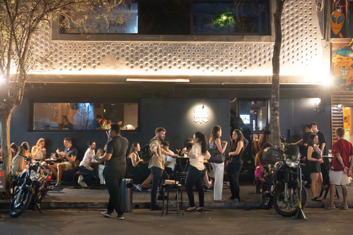 Le Tan-Tan s’est agrandi, devenu double, avec, d’un côté la cuisine, de l’autre le bar.