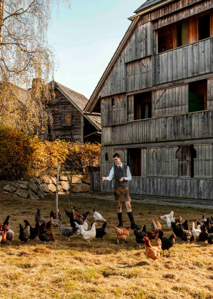 Destination les hautes collines de Pogusch et leur ferme-auberge unique au monde.