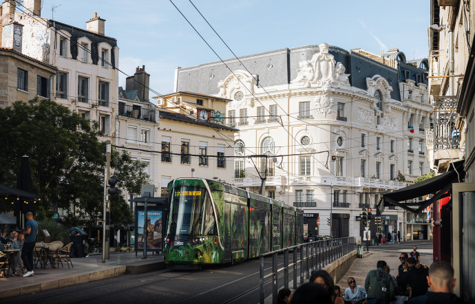 Dans les rues de Saint-Etienne, le tramway file jusqu’à la Cité du Design.