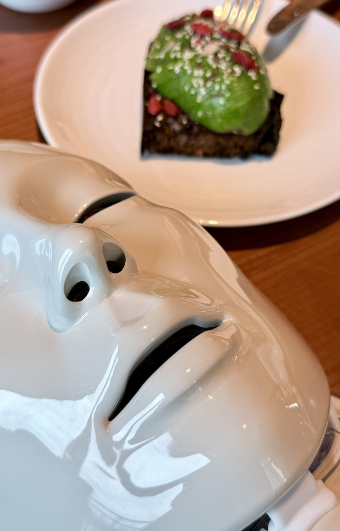 En room service, on commande un avocado toast et le maskLED de myBlend pour débuter la journée en beauté…