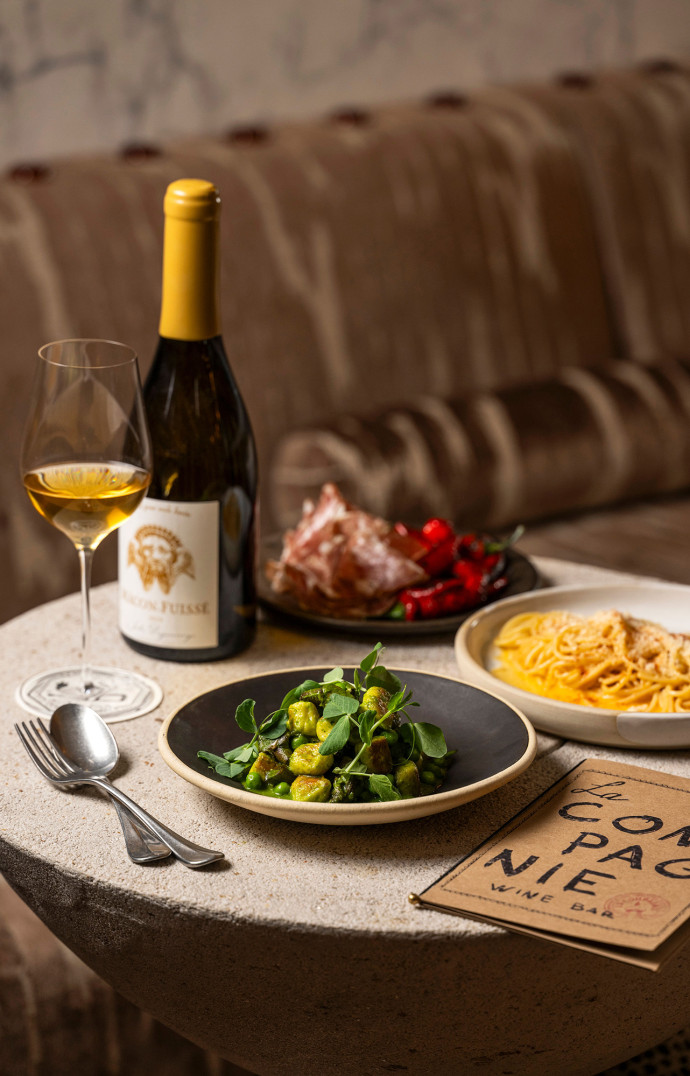 Une bouteille de vin, un bon plat : c’est l’équation que La Compagnie décline à New York.