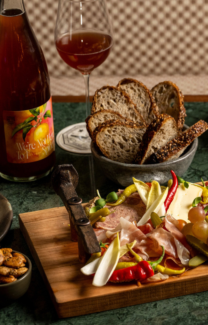 Que les amateurs se rassurent : l’adresse new-yorkaise propose aussi des planche de charcuterie-fromages.