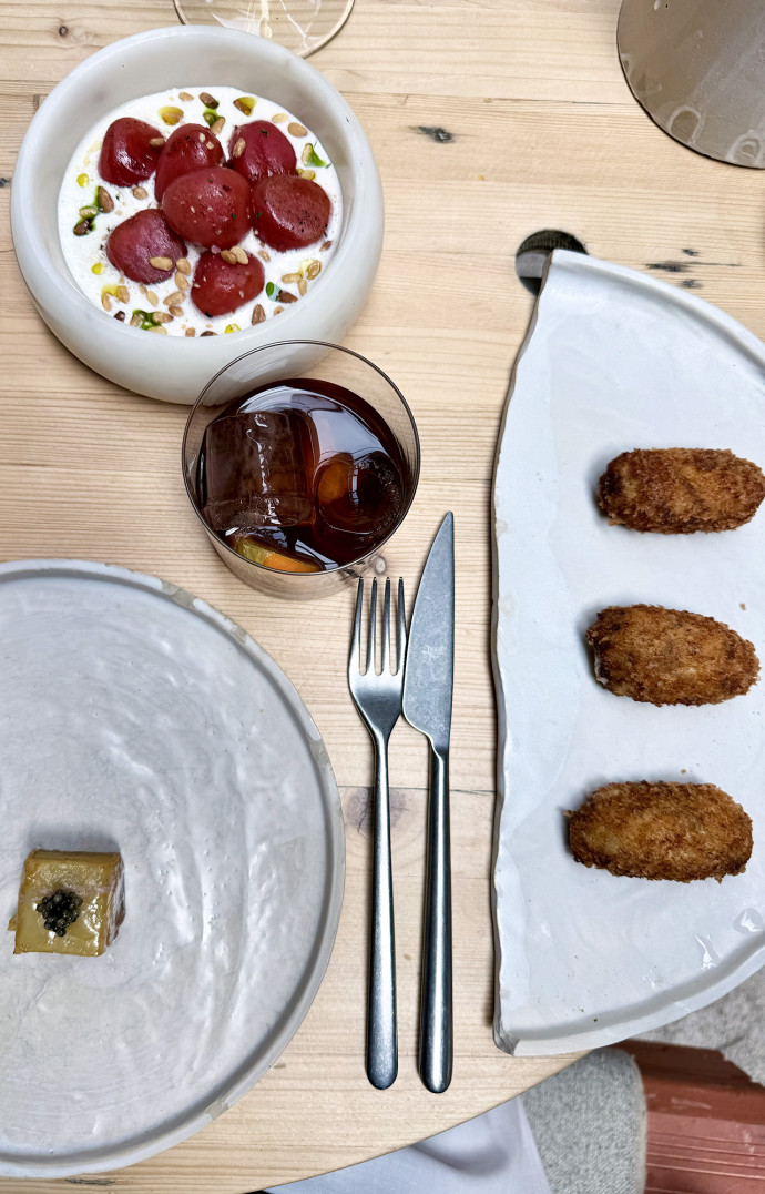 L’art de la table donne aussi dans le théâtral pour accompagner les bouchées originales du chef Raúl Sánchez.