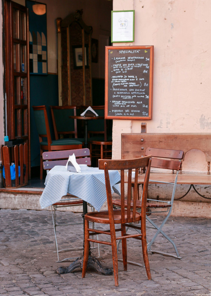 Avec sa microterrasse fleurie de trois ou quatre tables suspendues au‑dessus d’un petit canal du Dorsoduro, le romantisme de cette adresse en serait presque caricatural.