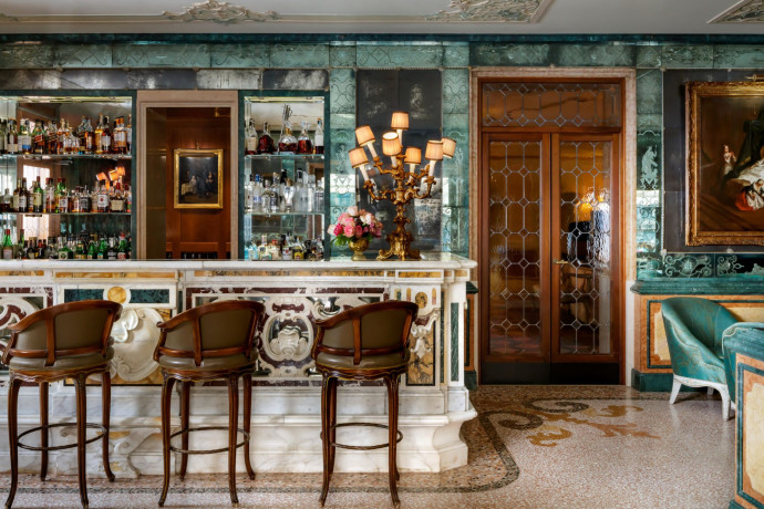 Chaque détail compte, et l’atmosphère tout entière de cette adresse au chic old school, mais au luxe ultracontemporain, plonge les hôtes dans une Venise qui traverse les époques.