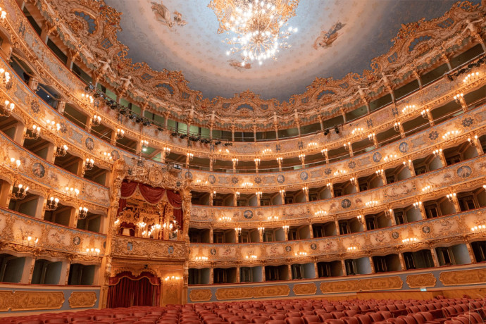 Pas de romance à l’italienne sans une soirée à l’opéra, dans l’un des plus emblématiques au monde.