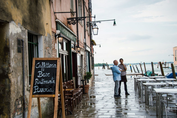Loin de l’agitation, dans un quartier résidentiel non loin de Cannaregio, cette osteria à la salle à manger minuscule déploie, une terrasse magique.