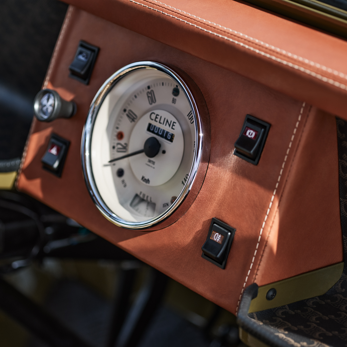 celine moke mini hedi slimane voiture vintage noir et blanc